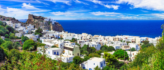 belles îles grecques - Nisyros (Dodécanèse) panorama du village de Mandraki avec monastère