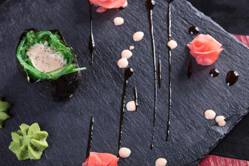 Суши и роллы и креветки. Японская еда и морепродукты в ресторане. Японская кухня. Горячие и холодные закуски из морепродуктов