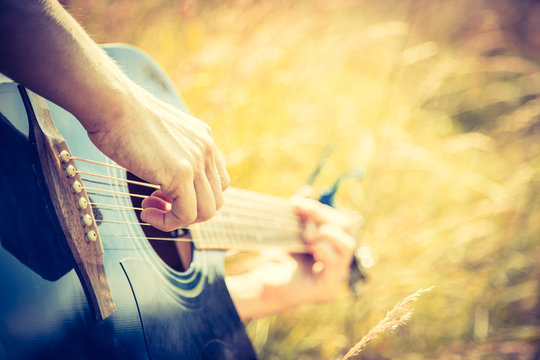 Musizieren mit Gitarre in der Wiese, Gitarrenkorpus, Hals und H&auml;nde, Freiraum