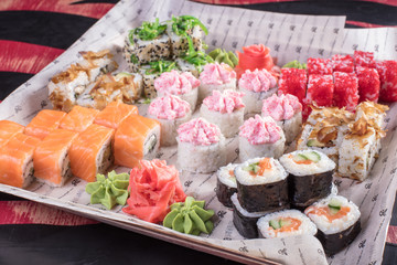 Суши и роллы и креветки. Японская еда и морепродукты в ресторане. Японская кухня. Горячие и холодные закуски из морепродуктов