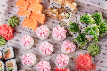 Суши и роллы и креветки. Японская еда и морепродукты в ресторане. Японская кухня. Горячие и холодные закуски из морепродуктов