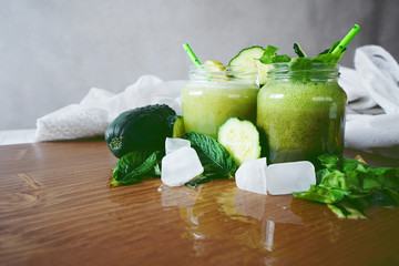Dos smoothies verdes diferentes para dieta detox en verano 