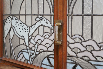 vitraux fenêtre maison art déco ancienne motifs animaux forêt