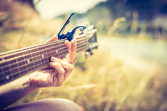 Musizieren mit Gitarre in der Wiese, Gitarrenhals, Freiraum