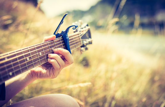 Musizieren mit Gitarre in der Wiese, Gitarrenhals, Freiraum