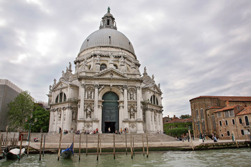 Fototapeta premium WENECJA, WŁOCHY - 5 MAJA 2010: Architektura kościoła Santa Maria Della Salute w Grand Canal Wenecja Włochy Architektura kościoła Santa Maria Della Salute w Grand Canal Wenecja Włochy