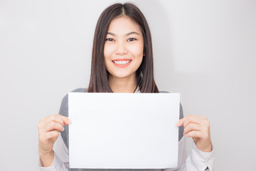 Naklejka premium Beautiful asian women hold white blank paper advertising
