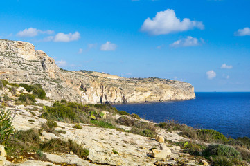 Felsige Strandlandschaft auf Malta in der N&auml;he der Blauen Grotte an einem sonnigen Tag mit wenigen Wolken