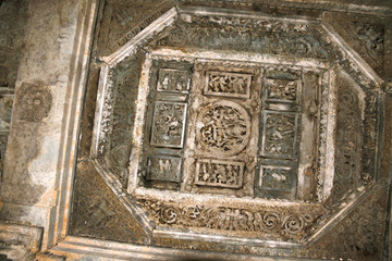 Ceiling of the passage connecting Shantelashwara and Hoysaleshvara shrine, Hoysaleshvara Temple, Halebid, Karnataka