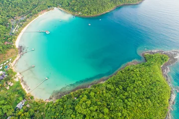 Keuken foto achterwand Seven Mile Beach, Grand Cayman Exotisch idyllisch zee-eiland met groen boombos