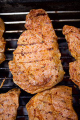Steak, Rostbrätel, Brätel, gegrilltes Fleisch auf echten Holzkohlengrill