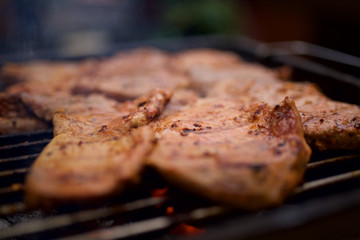 Steak, Rostbrätel, Brätel, gegrilltes Fleisch auf echten Holzkohlengrill