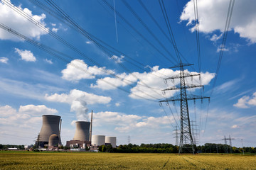 Kraftwerk Gundremmingen mit Stromleitungen