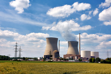 Fototapeta na wymiar Kernkraftwerk Gundremmingen in Bayern 