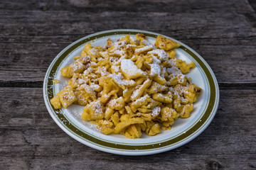 Kaiserschmarren auf Teller am rustikalen Holztisch