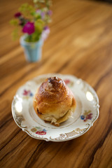 chwedische Zimtschnecke-kanelbulle-kanelbullar auf altem Teller