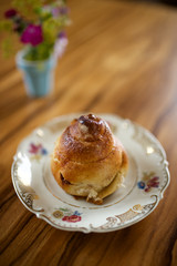 chwedische Zimtschnecke-kanelbulle-kanelbullar auf altem Teller