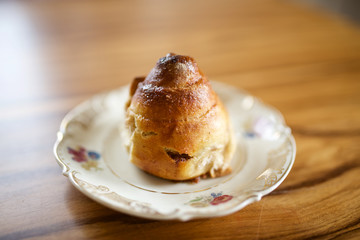 chwedische Zimtschnecke-kanelbulle-kanelbullar auf altem Teller