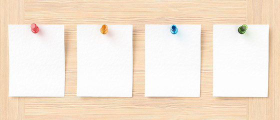 木の板に留められたメモ用紙