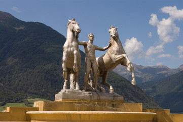 Rossbändiger-Denkmal vor dem Kraftwerk Glurns in Südtirol
