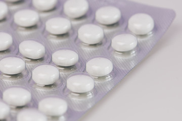 Makro von einem Medizin Blister mit weißen Tabletten