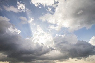 Rayons de soleil à travers les nuages