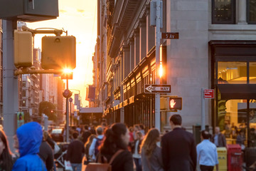Naklejka premium Tłumy anonimowych ludzi idą chodnikiem w centrum Manhattanu w Nowym Jorku