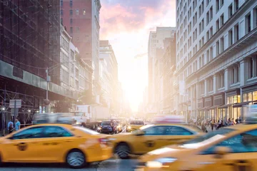 Cercles muraux TAXI de new york Les taxis en mouvement passé des foules de gens sur Broadway avec un coucher de soleil coloré à Manhattan New York City