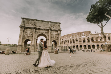 Plakat Young wedding couple by Arch of Constantine in Rome
