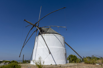 Fototapeta na wymiar Molinos de viento tradicionales de Vejer de la Frontera, Andalucia