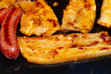 tranches de lard et merguez