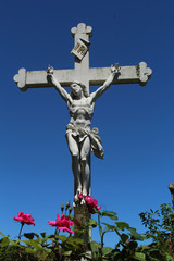 statue du christ sur la croix en france
