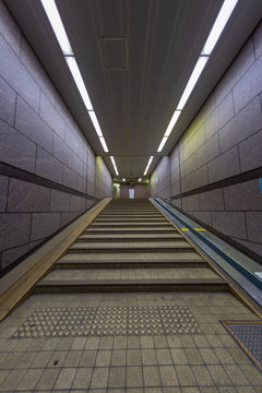 地下道の階段