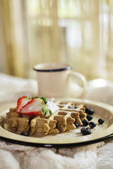 Waffles integrales con café y frutos rojos de desayuno
