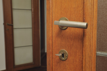 Obraz premium poignée de porte en bois vintage art déco maison ancienne