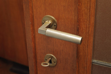 Obraz premium poignée de porte en bois vintage art déco maison ancienne