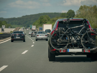 Auto mit Fahrradheckträger auf der Autobahn