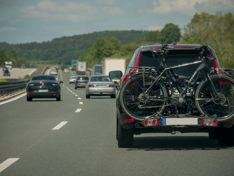 Auto mit Fahrradhecktr&auml;ger auf der Autobahn