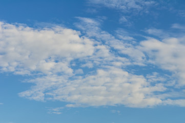 Blauer Himmel mit weißen Wolken 