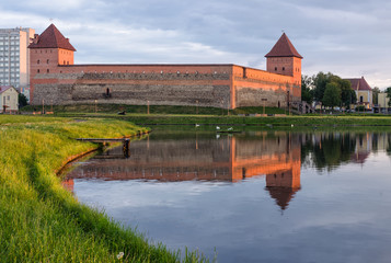 Fototapeta premium Medieval castle on the lake in the early morning