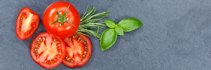 Tomaten mit Basilikum Gemüse von oben Schieferplatte Banner Textfreiraum Copyspace