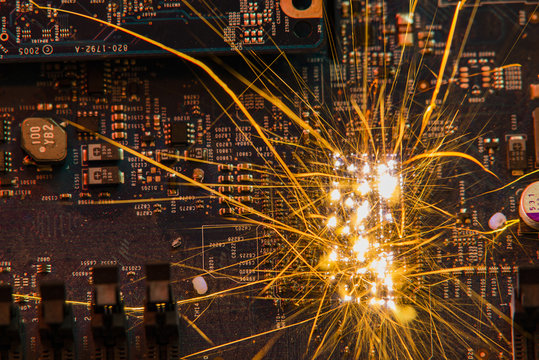 Brennende Computerhardware, brennend, Elektronische Funken, Feuer, abtrakt