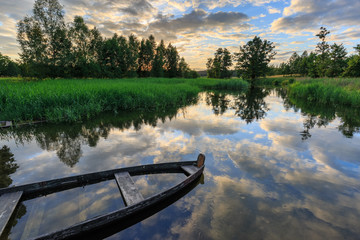Stimmungsvoller Sonnenuntergang in den Masuren, Polen, am Fluss Krutynia