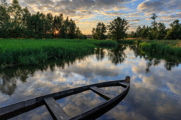 Stimmungsvoller Sonnenuntergang in den Masuren, Polen, am Fluss Krutynia