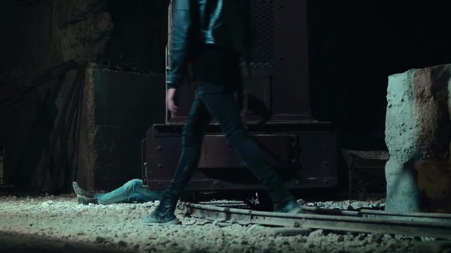 Crazy psychopath assault his prisoner who defends himself by fighting