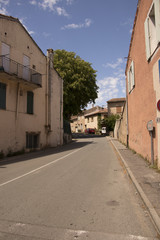 Fototapeta na wymiar südfrankreich provence Straße zum Markt