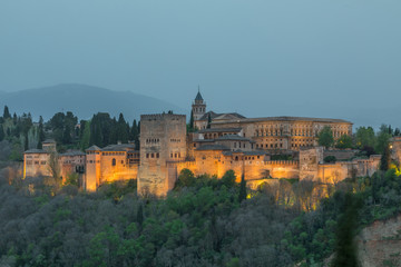 Fototapeta na wymiar L'Alhambra de Grenade depuis le Mirador de San Nicolas, de nuit