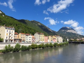 Fototapeta na wymiar Grenoble, vue sur l'Isère, le quartier Saint-Laurent et les montagnes (France)