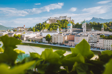 Obraz premium Historyczne miasto Salzburg w lecie, Austria