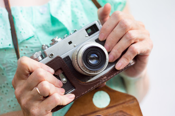 Obraz premium Girl with retro camera